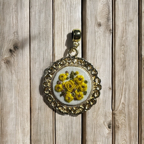 Colar flores amarelas mini botões bordadas dourada couro marrom - comprar online