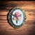 Broche charmoso em metal com bordado 3 flores rosa bronze dupla função - comprar online