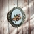 Broche charmoso em metal com bordado 3 flores marrons bronze dupla função - comprar online
