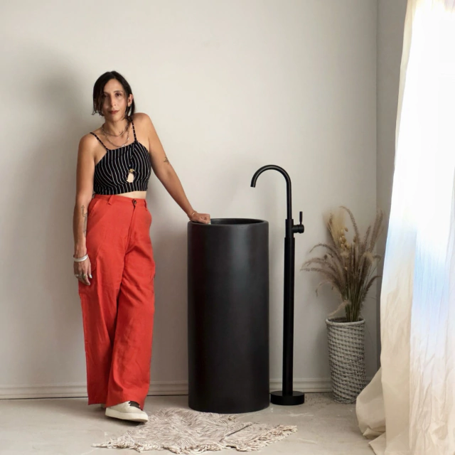 Bacha pedestal Línea Clásica color negro con grifería de pie