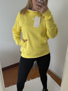Buzo Long, amarillo patito en internet