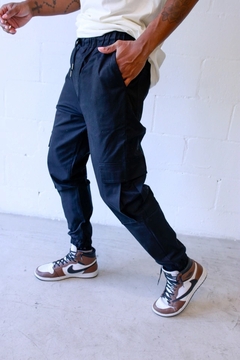 JOGGER CARGO GABARDINA - BV Indumentaria