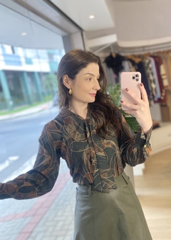 BLUSA GOLA LAÇO ESTAMPADO VERDE - comprar online