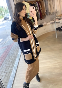 CASACO ALONGADO COM BOLSO FRONTAL PRETO - comprar online