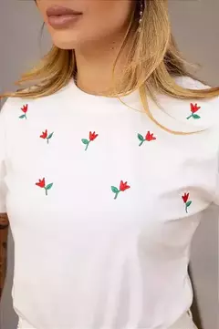 Tshirt Bordada flor vermelha - Banana Blu