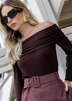 BLUSA OMBRO A OMBRO CANELADA MARROM