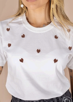 Tshirt Bordada coração marrom na internet