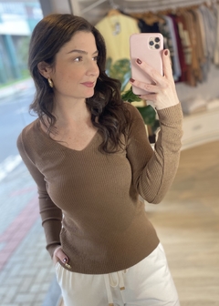 BLUSA CANELADA DECOTE V CARAMELO na internet