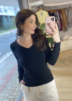BLUSA CANELADA DECOTE V PRETO - comprar online