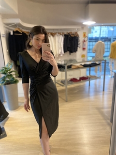 VESTIDO MIDI TRANSPASSADO PRETO na internet