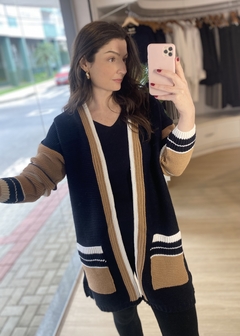 CASACO ALONGADO COM BOLSO FRONTAL PRETO na internet