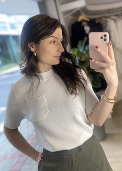 BLUSA COM BOLSO FRONTAL OFF WHITE - comprar online