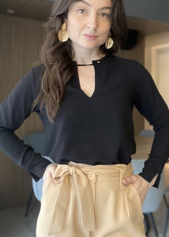 BLUSA DECOTE V DETALHE BOTÃO PRETA