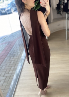 VESTIDO MIDI ABERTO ATRÁS MARROM na internet