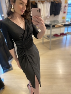 VESTIDO MIDI TRANSPASSADO PRETO - comprar online