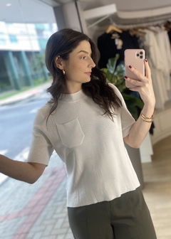 BLUSA COM BOLSO FRONTAL OFF WHITE na internet