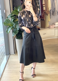 BLUSA DECOTE CANOA ESTAMPADO AZUL na internet