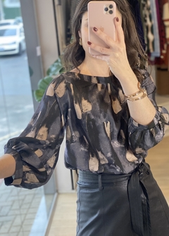 BLUSA DECOTE CANOA ESTAMPADO AZUL - comprar online