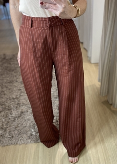 CALÇA HELENA RISCA DE GIZ MARROM - comprar online
