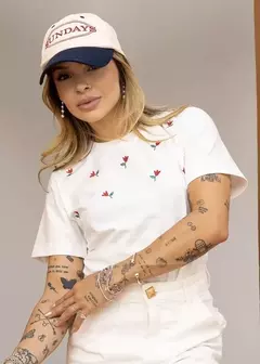 Tshirt Bordada flor vermelha na internet