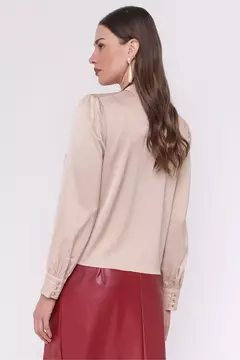 BLUSA CETIM BEGE na internet