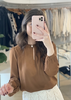 BLUSA BOTÃO MARROM - comprar online