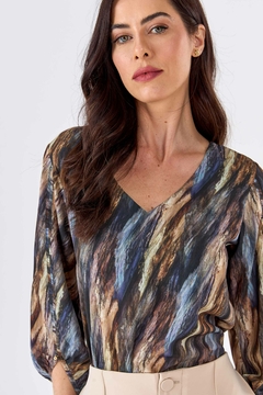 BLUSA DECOTE V ESTAMPADO AZUL - Banana Blu