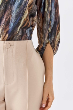 BLUSA DECOTE V ESTAMPADO AZUL - loja online