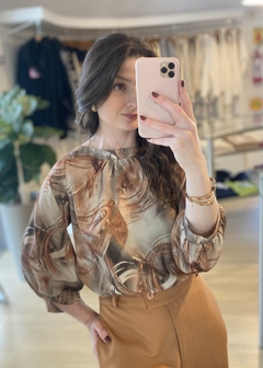 BLUSA DECOTE CANOA ESTAMPADO CARAMELO - comprar online