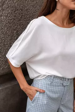 BLUSA AMPLA OFF WHITE na internet