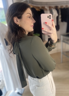 BLUSA CREPE VERDE MILITAR na internet