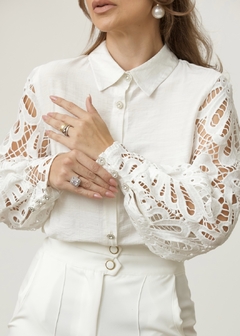 CAMISA COM MANGA DE RENDA OFF WHITE na internet