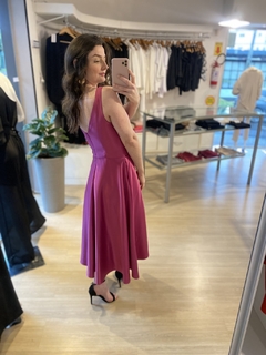 VESTIDO MIDI EVASE ROSA na internet