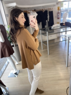 BLUSA FIO PLUMA GOLA BIAMAR CARAMELO - loja online