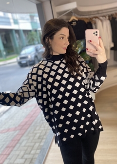 BLUSA AMPLA GEOMÉTRICA PRETO na internet