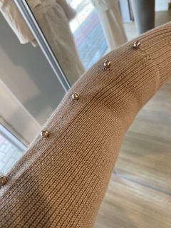 BLUSA TRICOT DETALHE PÉROLAS BEGE ESCURO na internet