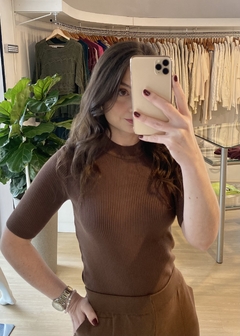 BLUSA CANELADA MANGA CURTA TRICOT MARROM - comprar online