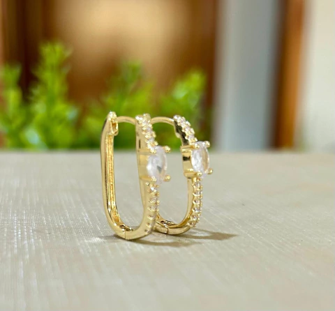 ARGOLA OVAL C\ PONTO DE LUZ E ZIRCÔNIA