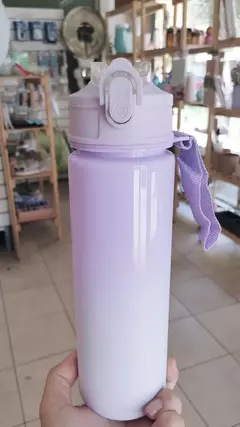 BOTELLA PLÁSTICA 500ML CON PICO DE SILICONA en internet