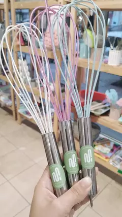 BATIDOR DE MANO SILICONA 28CM en internet