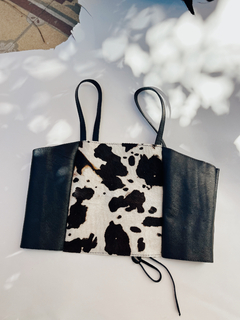 Top de cuero negro con detalles en piel de vaca, con tirantes finos.