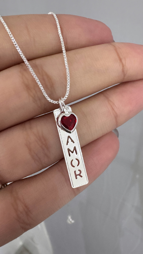 COLAR PLACA “AMOR” COM PINGENTE CORAÇÃO
