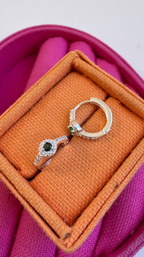 ARGOLA DE CLIQUE CRAVEJADA COM ZIRCÔNIA VERDE