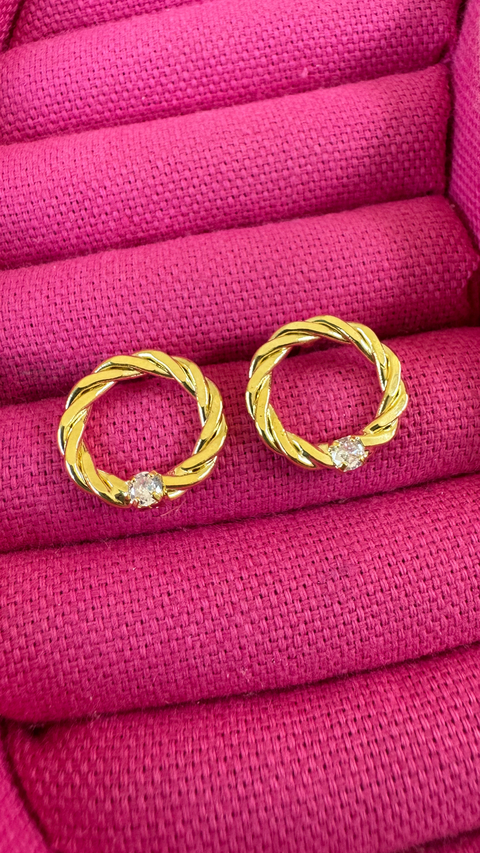 BRINCO REDONDO COM PONTO DE LUZ DOURADO