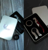 Caja metálica de 3 accesorios (destapador + ataja gotas + corta cápsulas) - comprar online