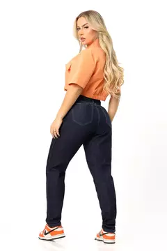 CALCA JEANS MOM MODELADORA DE CINTURA ALTA COM NAVALHADOS - JEANS ESCURO na internet