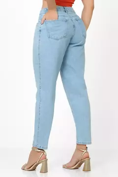 CALCA JEANS MOM MODELADORA CINTURA ALTA - AZUL CLARO - comprar online