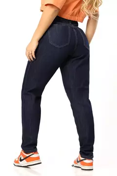 CALCA JEANS MOM MODELADORA DE CINTURA ALTA COM NAVALHADOS - JEANS ESCURO - VOGANE
