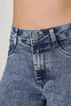 BERMUDA MEIA COXA MODELADORA LEVANTA BUMBUM DE CINTURA ALTA - COR AZUL MARMORIZADO na internet