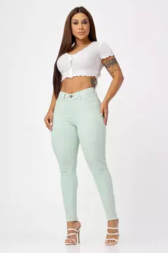 CALCA JEANS SKINNY BASICA MODELADORA CINTURA ALTA LEVANTA BUMBUM - COR VERDE BEBÊ - comprar online